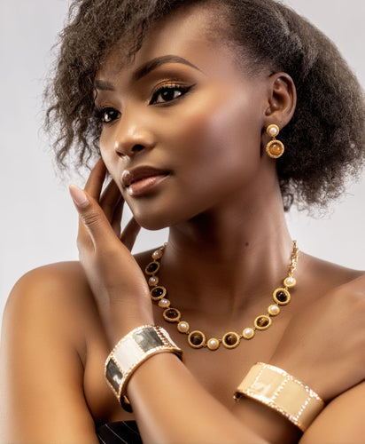 Accessorizing with Minimalist Jewelry: Elevating Everyday Outfits
